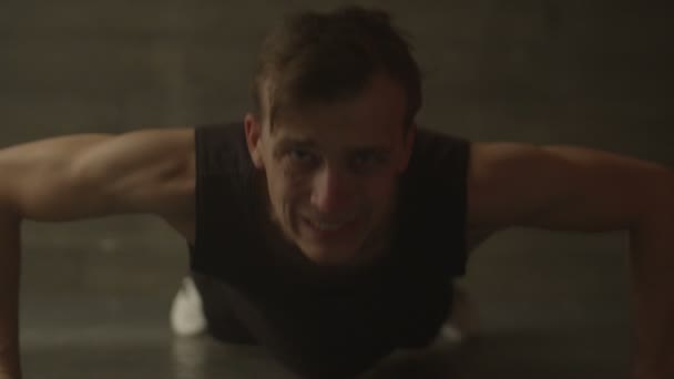 Portret lekkoatletycznego mężczyzna co push up pomieszczeniu — Wideo stockowe