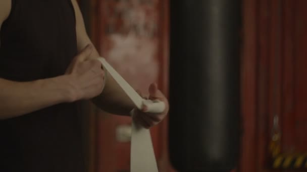 Boxer handen inwikkeling met witte boksen wraps — Stockvideo