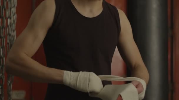 Vastbesloten bokser taping handen met boksen wraps — Stockvideo