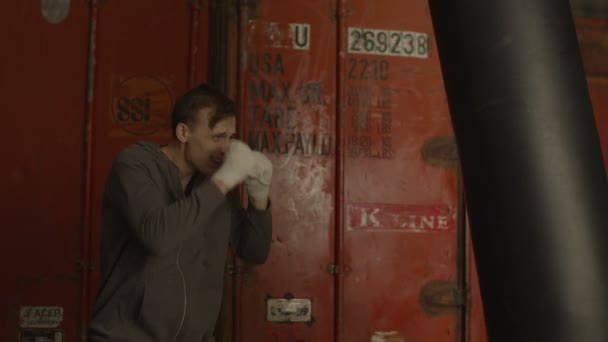 Boxeador cansado tomando un descanso del entrenamiento de boxeo — Vídeos de Stock