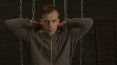 Kararlı holigan kapalı poz hoodie