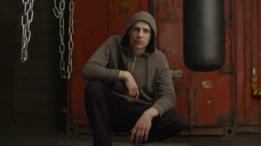 Kaba holigan el silah işareti hareketi ile işaret