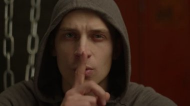 Sessizlik işaret yapma hoodie tehlikeli acımasız adam