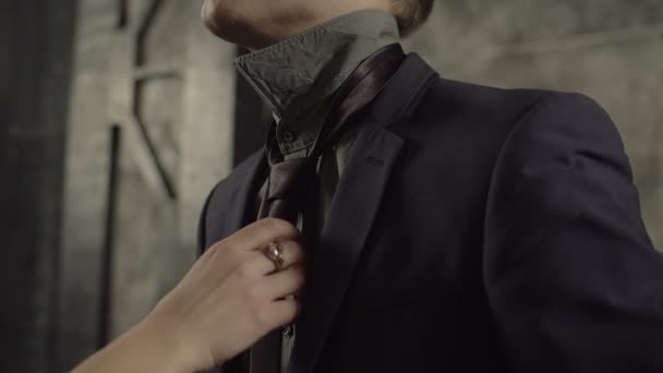 Mani femminili che regolano la cravatta nera dell'uomo in tuta — Video Stock