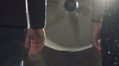 Sevgi çift holding eller açık havada