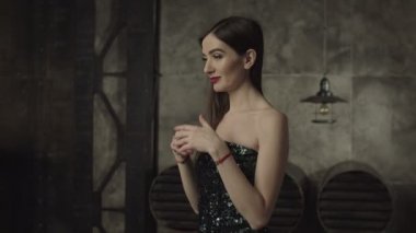 Çene üzerinde elleriyle düşünceli büyüleyici kadın