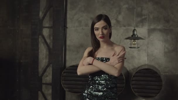 Çapraz kolları ile duran kibirli vamp kadın — Stok video