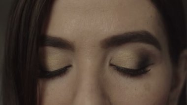 Kadın kahverengi gözleri ile akşam makyaj closeup