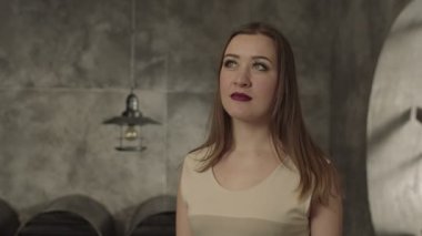 Şok kadın şaşırtıcı çeneme elele