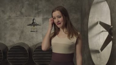 Saçlarını şakacı twirling çekici güzel kadın