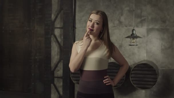 Mooie vrouw met wijsvinger in de buurt van lippen verleidelijke — Stockvideo