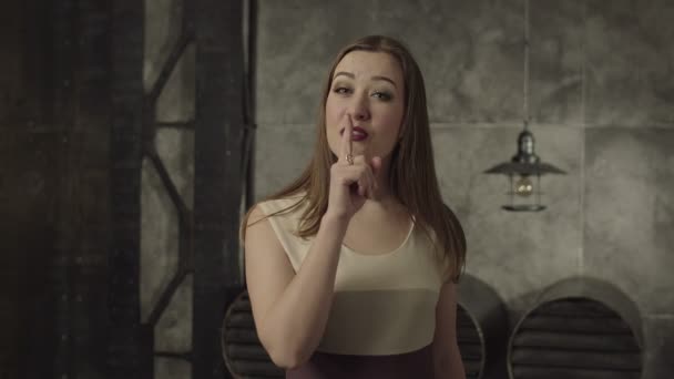 Lákavé žena dělat mlčení gesto a kýval — Stock video