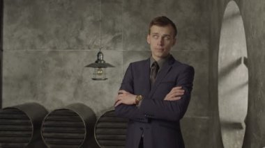 Derin düşünceler içinde ararken dalgın girişimci