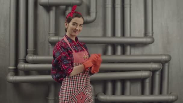 Ama de casa segura posando con los brazos cruzados en guantes — Vídeo de stock