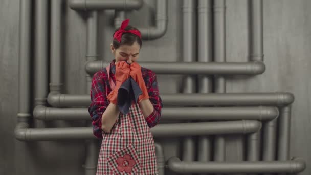 Mürrische Hausfrau mit Hausarbeit überlastet weinen — Stockvideo
