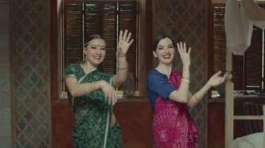 Sari Hintli bir şekilde dans güzel kadın