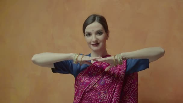 Соблазнительная женщина в сари качает головой и подмигивает — стоковое видео