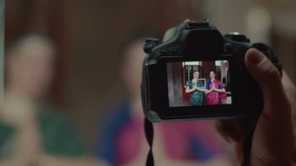 Erkek el alarak fotoğraf makinesinde sari kadınların — Stok video