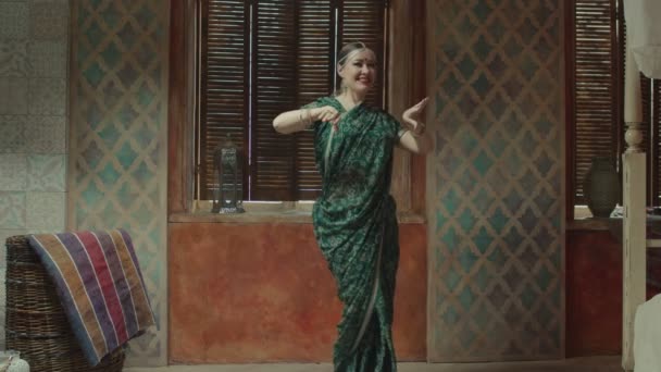 Элегантная женщина в сари, исполняющая индийский танец — стоковое видео