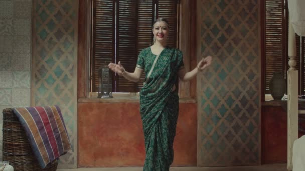 Femme souriante joignant les mains dans namaste salutation — Video