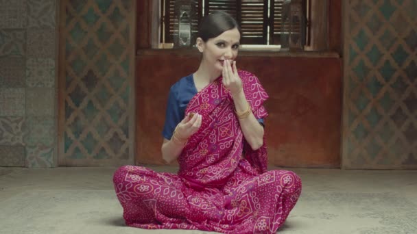 Mujer sonriente en sari aplicando perfume seco en el cuello — Vídeos de Stock