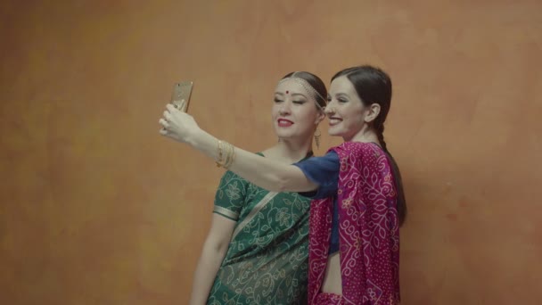India estilo hembra amigos posando para selfie disparo — Vídeo de stock