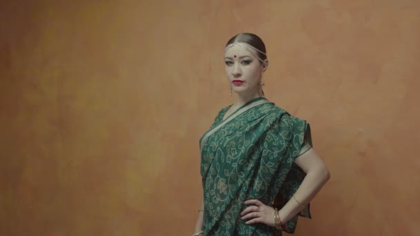 Bestäms vacker kvinna i hinduiska sari poserar inomhus — Stockvideo