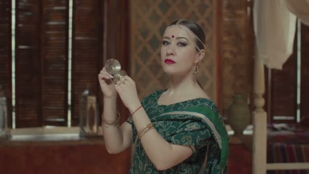 Szép nő, a hindu sari, játszani a cintányérok összecsapás — Stock videók