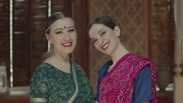Lindas mulheres de estilo indiano convidando ogling — Vídeo de Stock