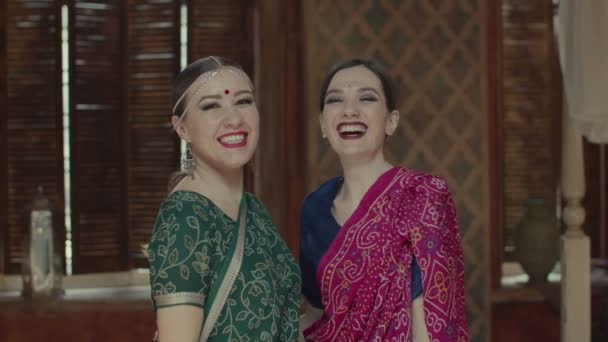 嬉しそうに笑っているサリーの女性のスタイリッシュなインド — ストック動画