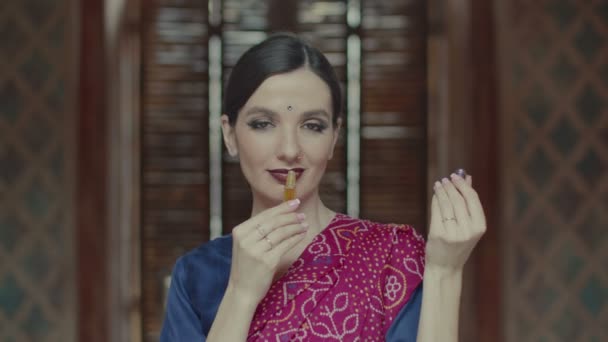 Ινδή γυναίκα άνοιγμα μπουκάλι και εφαρμόζοντας άρωμα — Αρχείο Βίντεο