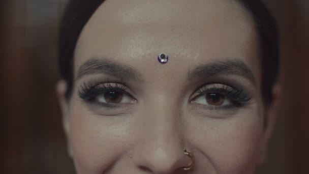 Bindi 인도 여자의 눈을 빛나는 근접 촬영 — 비디오