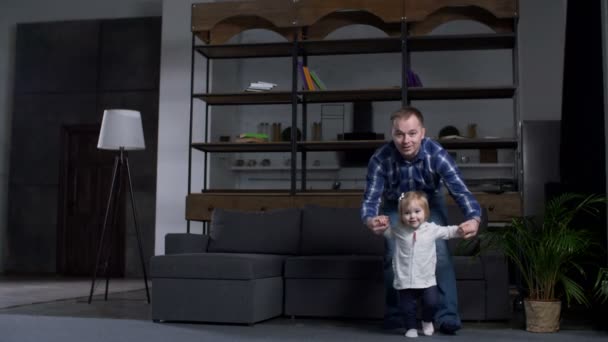 Fürsorglicher Vater lehrt kleine Tochter laufen — Stockvideo