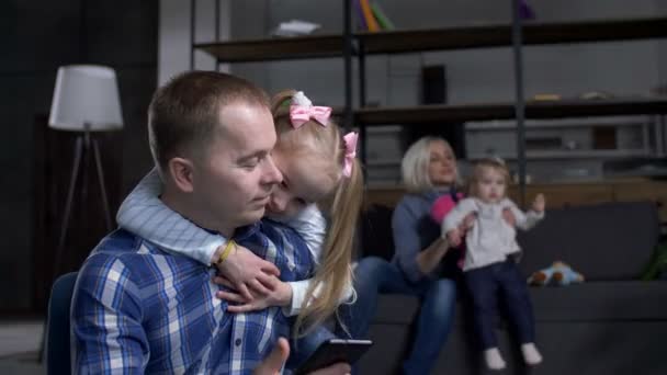 Крупним планом щасливий батько і дочка зв'язування — стокове відео