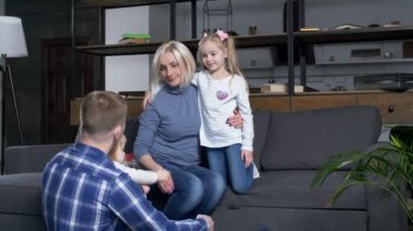 Dokunmadan eller iskambil kız mutlu aile