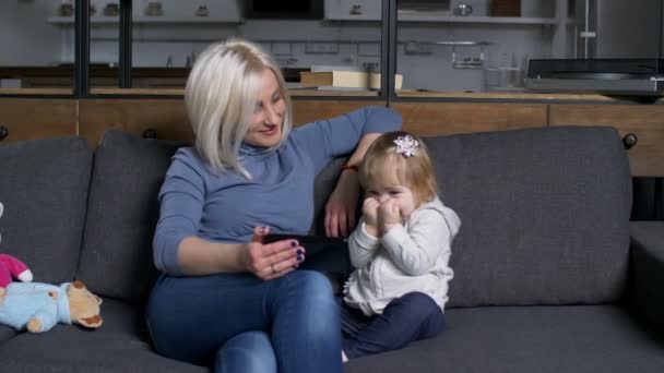 Bonito criança menina e mãe assistindo fanny desenhos animados — Vídeo de Stock