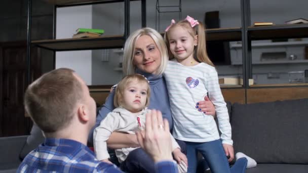 Vater schenkt seiner kleinen Tochter High Five — Stockvideo