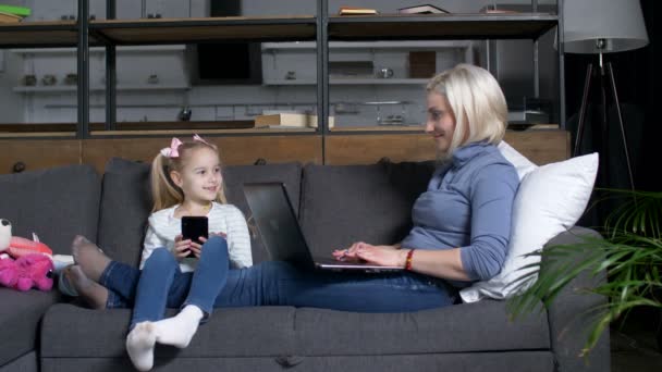 Menina e mãe gastando tempo usando dispositivos — Vídeo de Stock