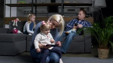 Aile içi eğlence sırasında araçlar ailesi tarafından bölünmüş