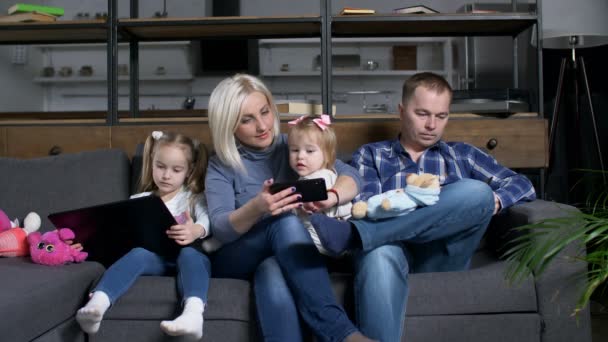 Familia moderna que utiliza dispositivos de tecnología inteligente — Vídeos de Stock