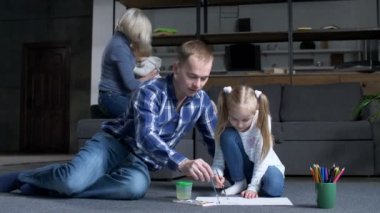 Varoluş kızı evde boyama ile bakım baba