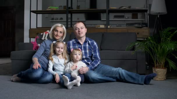 Família feliz com crianças mostrando telhado de casa — Vídeo de Stock