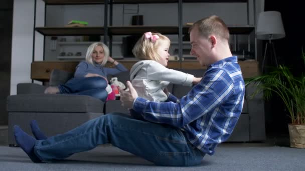 Söta barn girl bindning med kärleksfull pappa hemma — Stockvideo