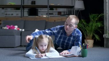 Yardımsever baba ve küçük kızı evde eğitim