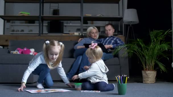 Preschool girl showing to parents painted picture — Stock Video