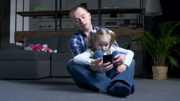 Odpoczynku, tato i dziewczyna preteen networking na telefon — Wideo stockowe