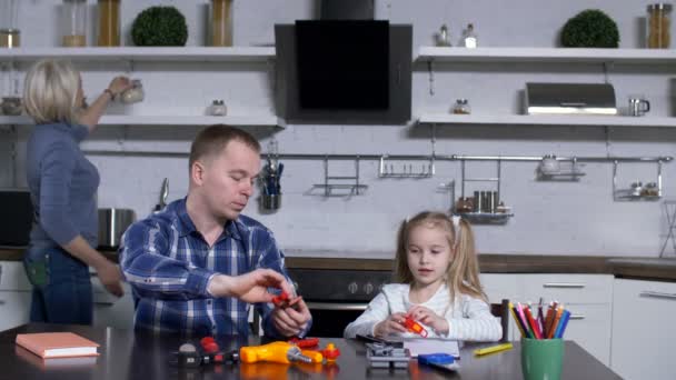Dad with cute girl at shop class in domestic kitchen — Stock Video