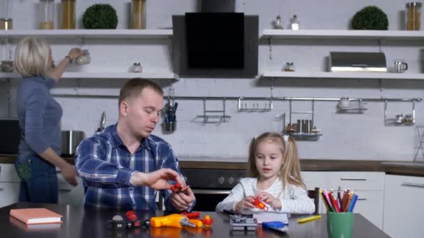 Papá con linda chica en clase de tienda en la cocina doméstica — Vídeos de Stock