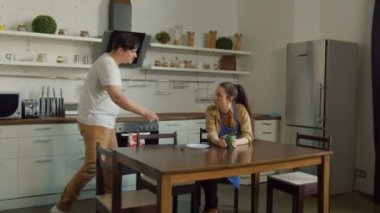 Mutfak içinde kahvaltı eksikliği üzerinde aile kavga