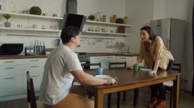 Mutfak masasında kavga Diversing Çift